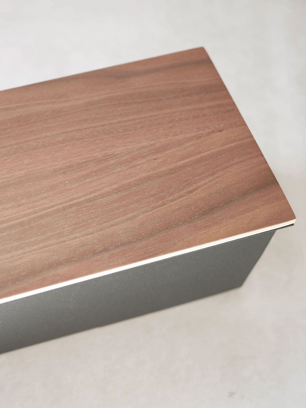 RIN/リン フローリングワイパースタンド。ブラウンの天然木と銀色スチールを組み合わせたコンパクトなデザインのスタンド