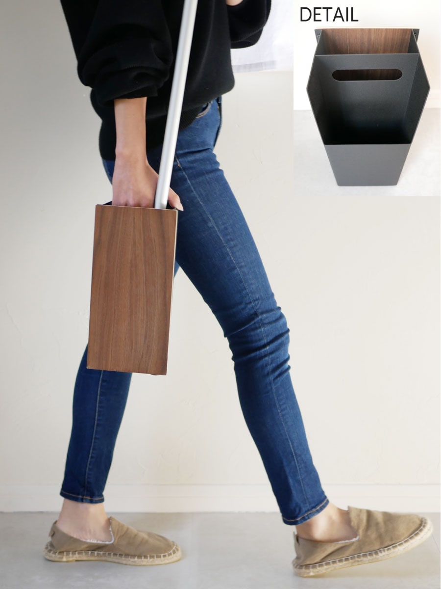 ブラウンスエードとレザー素材の【RIN/リン】フローリングワイパースタンド。紙袋入り