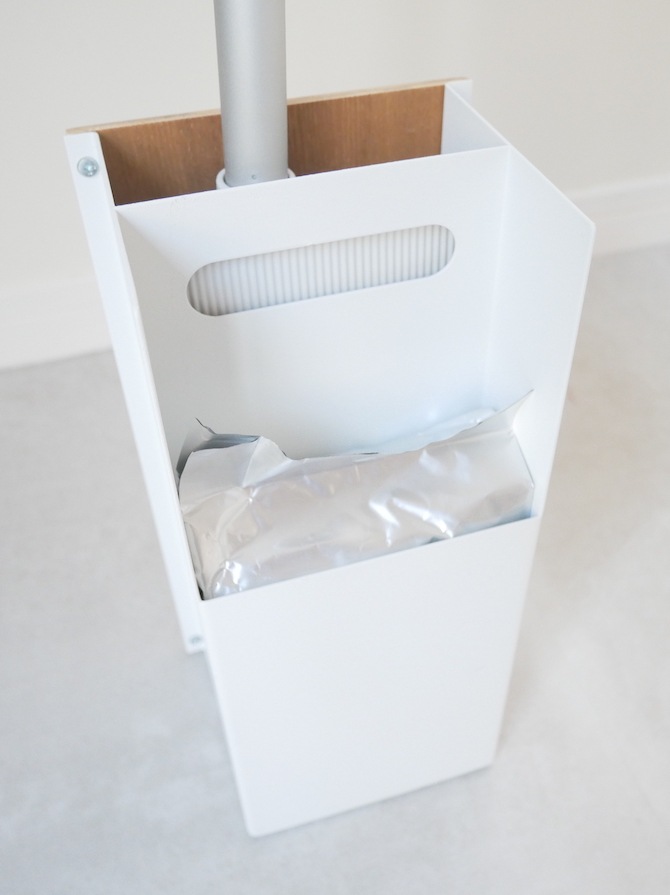 YAMAZAKI製【RIN/リン】フローリングワイパースタンド、スチールと天然木を使用した高さ26cmの家庭用清掃用品