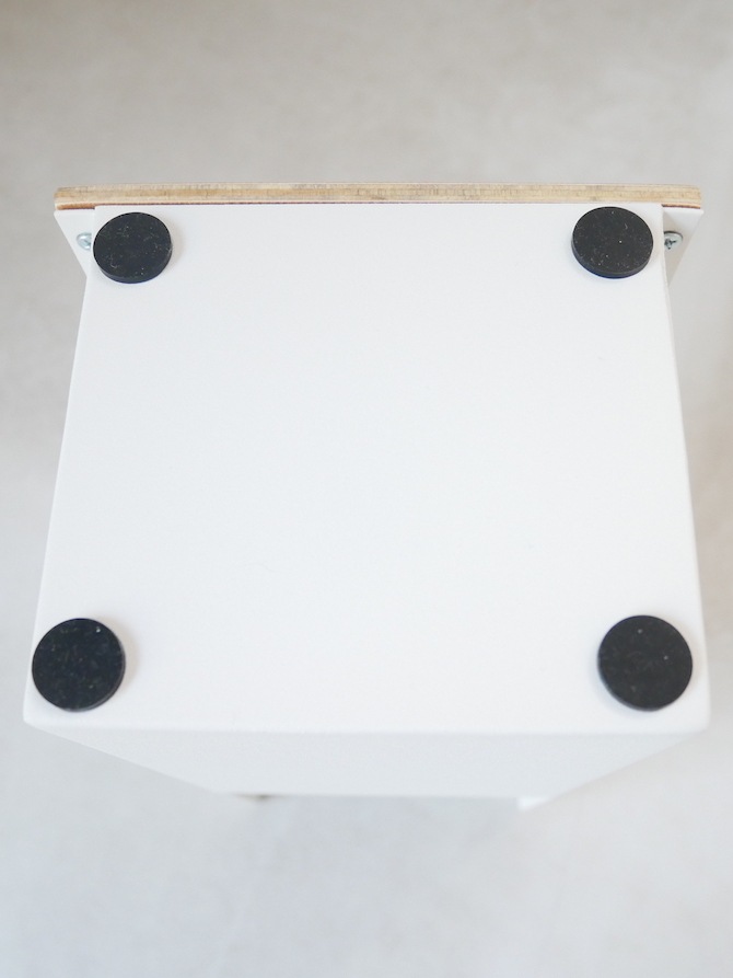 YAMAZAKI製【RIN/リン】フローリングワイパースタンド。グレーのスチールと天然木を使用したプラスチック製のスタンドで、フローリングワイパーを収納する台座です。