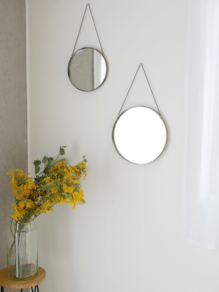 三角形のスプロークフレームを持つハンギングミラー