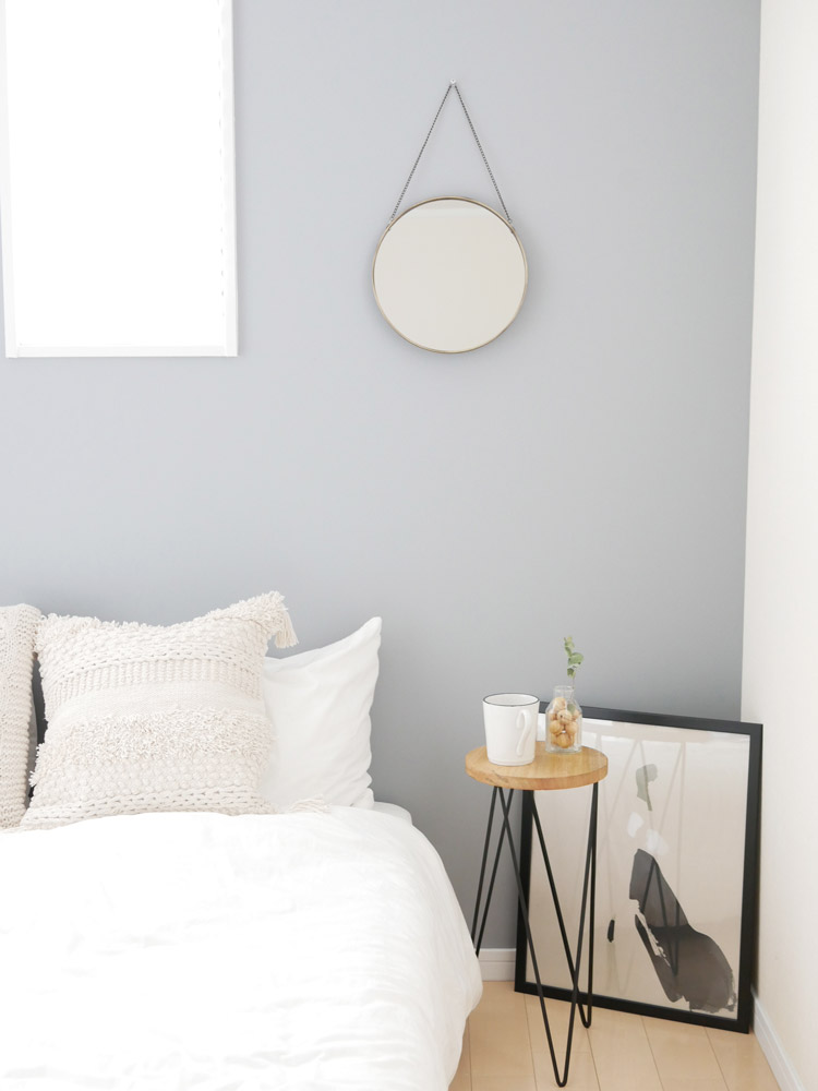 ベッドルームに飾られたSO-Q STYLEハンギングミラー