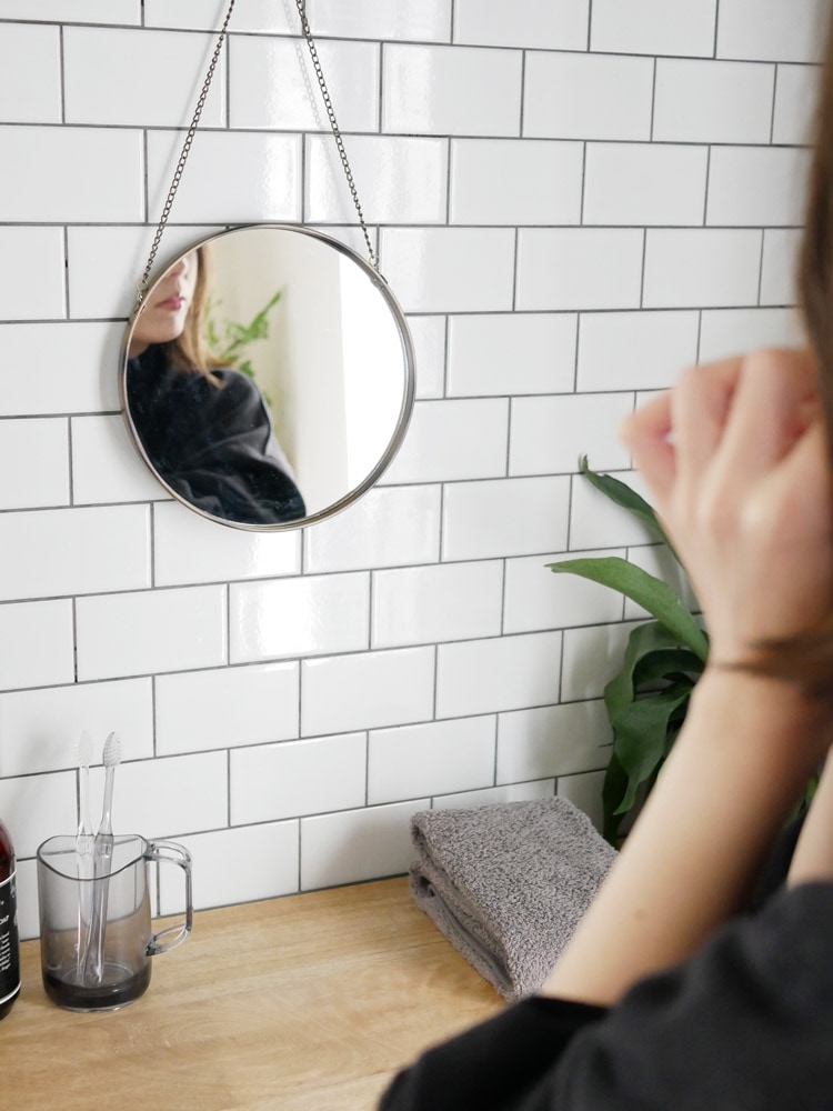 SO-Q STYLEのハンギングミラー、真鍮チェーン付き