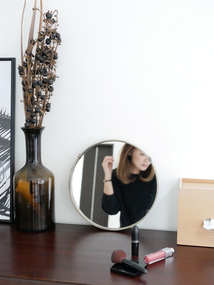 SO-Q STYLEのハンギングミラーに化粧品と観葉植物が飾られた様子