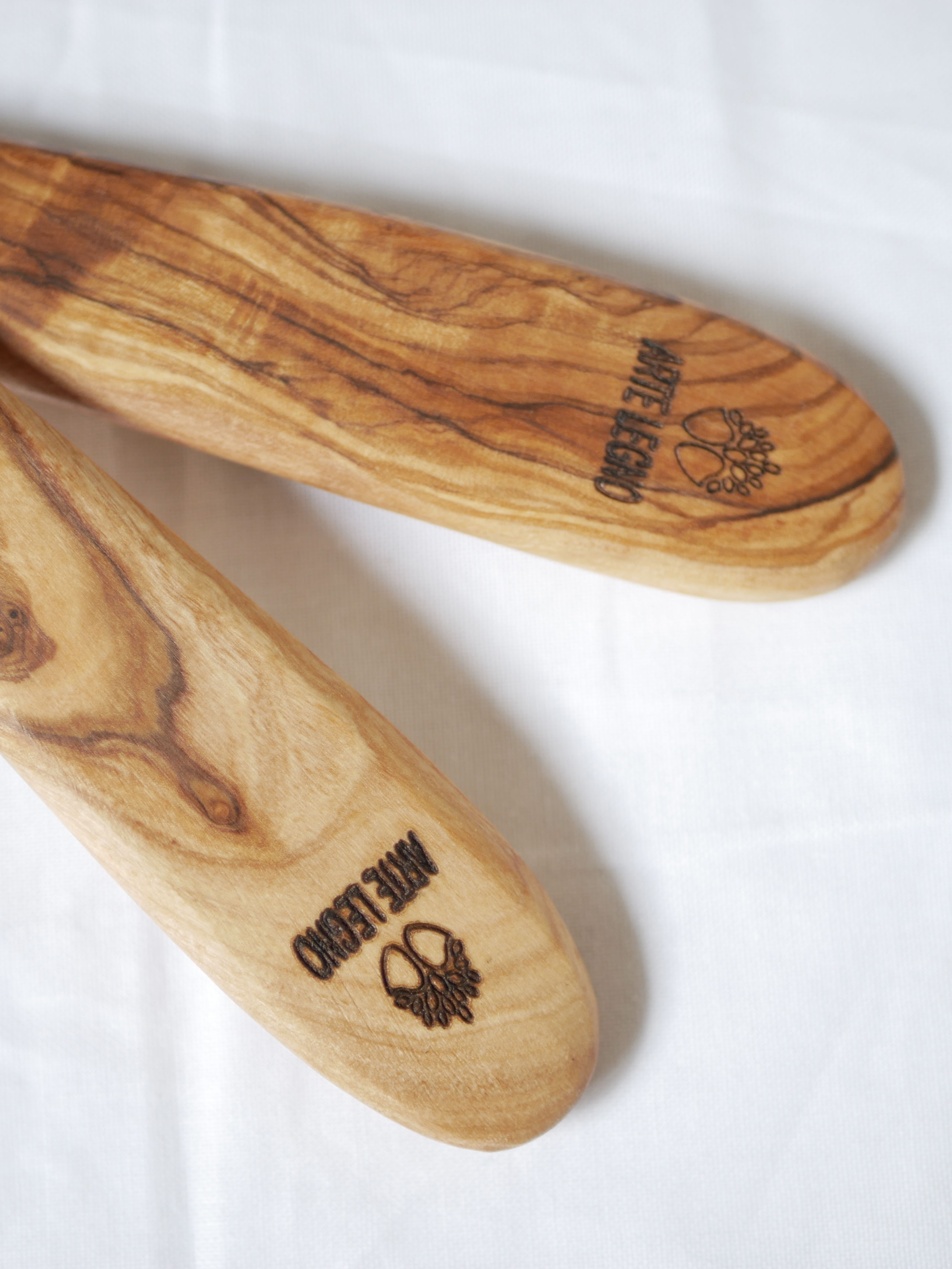 Arte Legnoのオリーブウッド製スパチュラとサラダサーバー