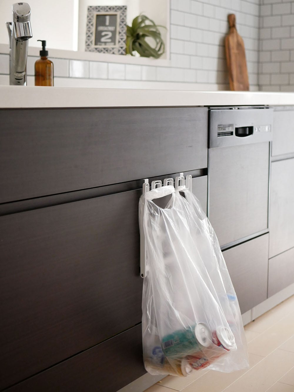 キッチンカウンターに置かれたYAMAZAKIのレジ袋ハンガー