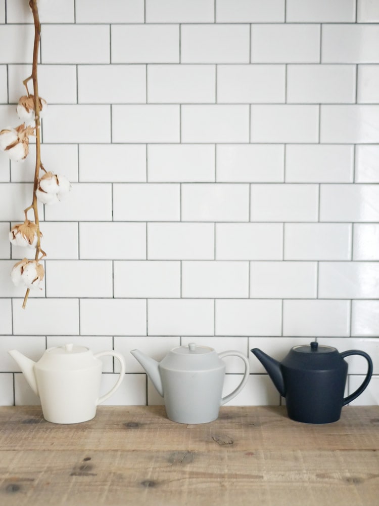 SAKUZANブランドの灰色磁器製サラポットがキッチンウェアとして美しくディスプレイされている様子