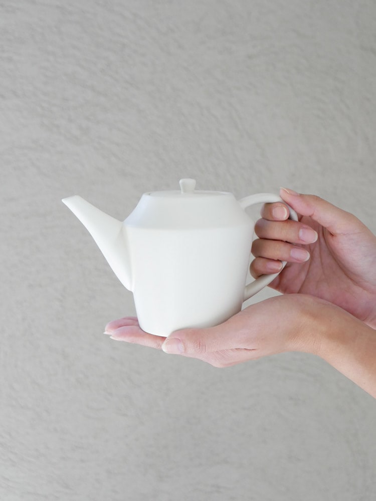 SAKUZANブランドの手作り磁器サラポット、蓋付きで自然な風合いを持つ陶器製ティーポット