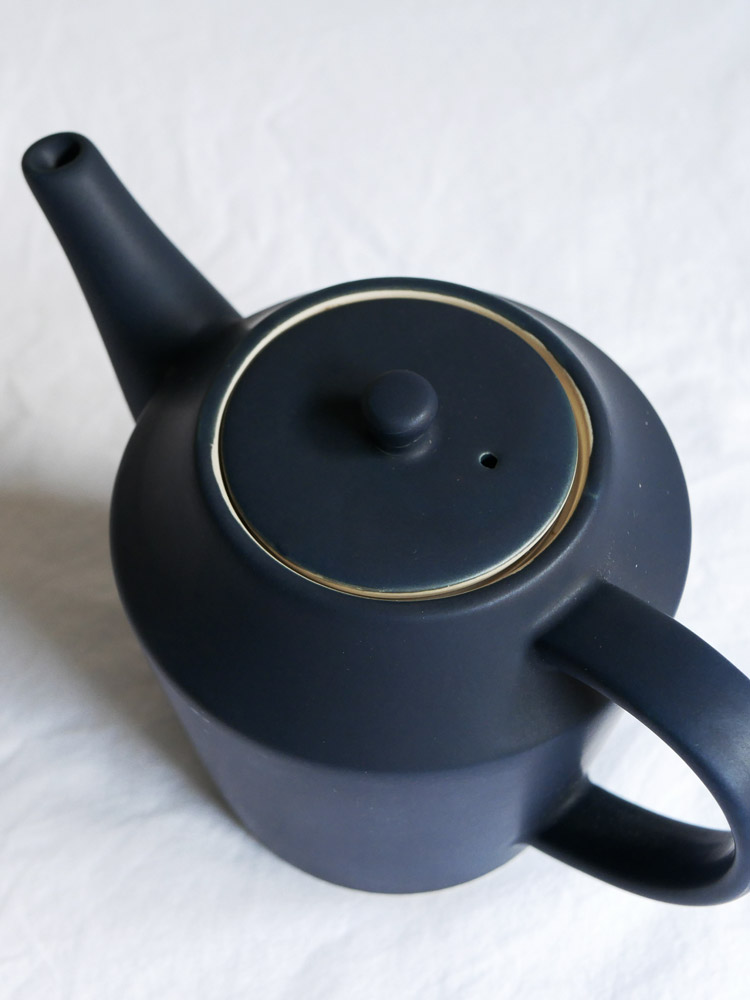 SAKUZANの磁器製Saraポットと蓋が置かれた静物写真