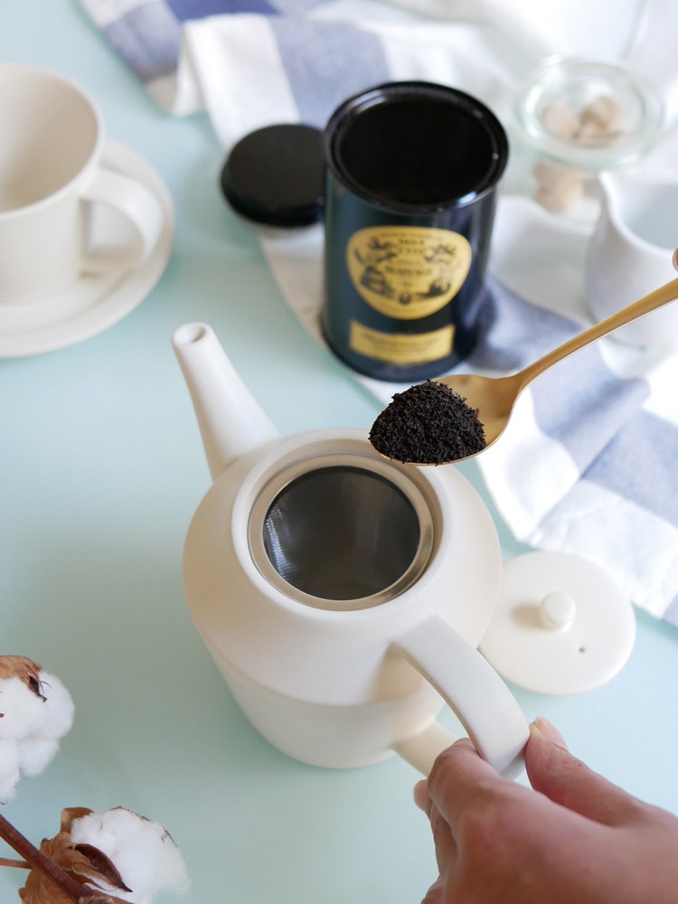 SAKUZANブランドの手作り磁器サラポット。自然な釉薬の風合いを持つ460ml容量のティーポット