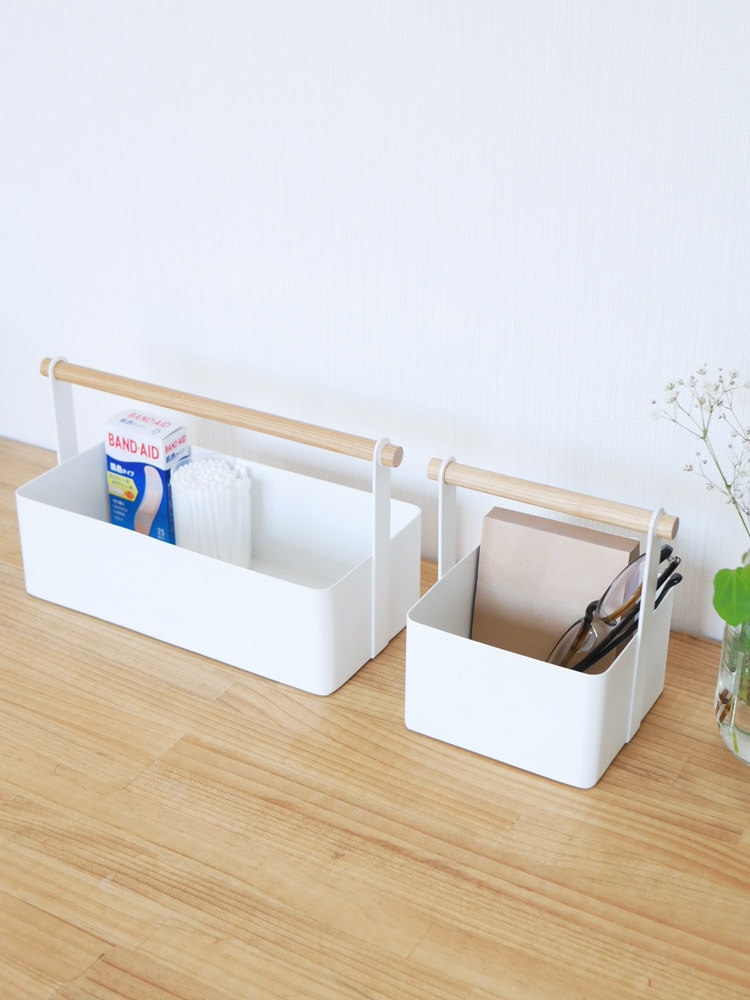 トスカのツールボックス、スチール製本体と天然木のバーを組み合わせたデスクオーガナイザー。オフィス用品や小物、観葉植物の整理に最適な収納ボックス。