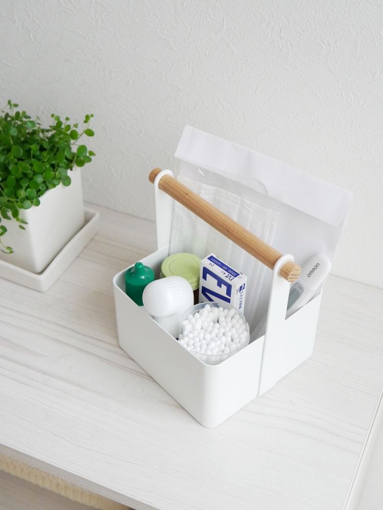 YAMAZAKIのtoscaツールボックス、スチールと天然木素材で作られ、収納バスケットや家庭用品、鉢植えが整理された様子