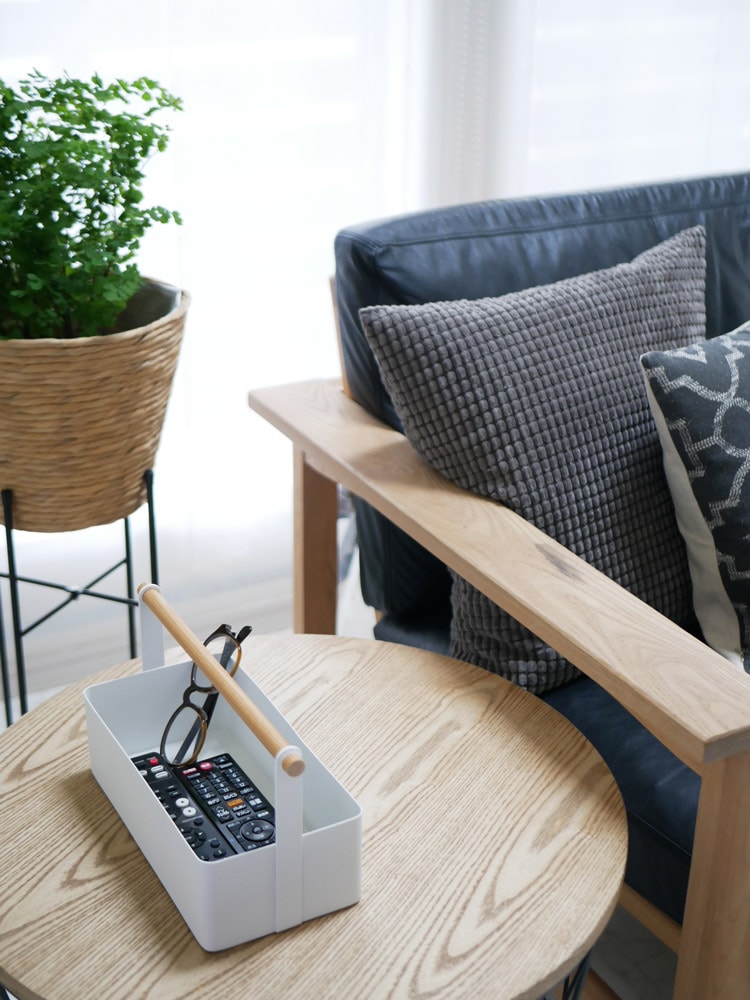 YAMAZAKIの【tosca/トスカ】ツールボックスがリビングルームのコーヒーテーブル上に置かれ、スチール製本体と天然木のバーが調和したインテリア