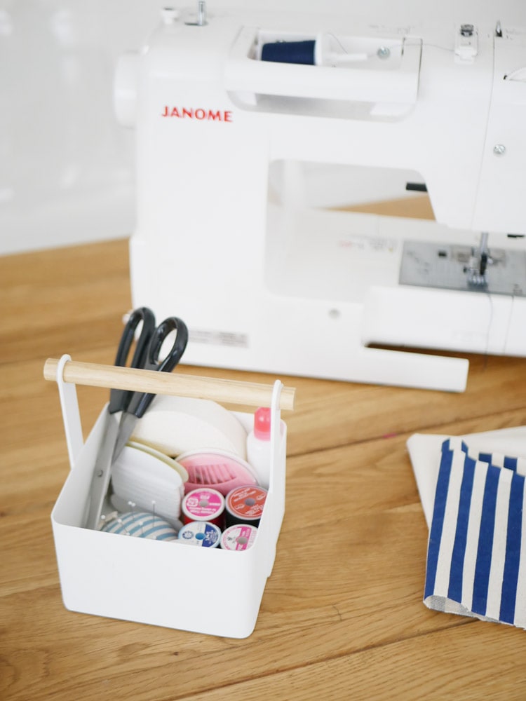 YAMAZAKIブランドのトスカ ツールボックスに収納されたミシンと専用の足、スチール製ボックス