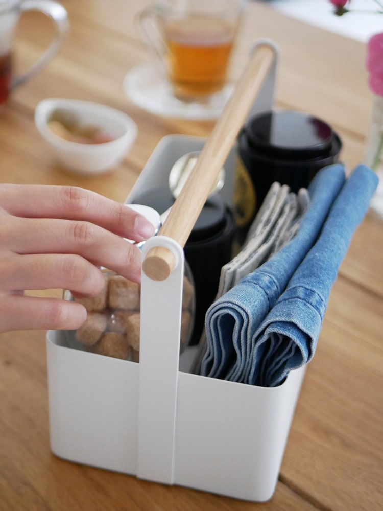 tosca/トスカ ツールボックスがキッチンに置かれ、カトラリーやキッチン用具、ハンドル付きのツール、ハウスプランツなどが収納されている様子