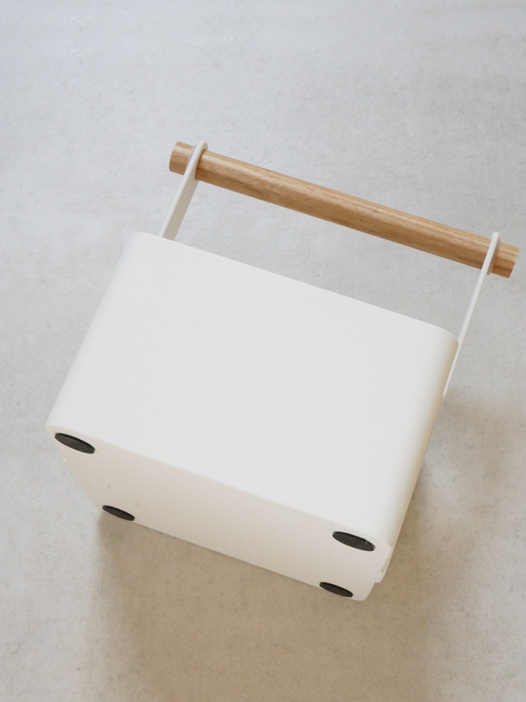 tosca（トスカ）ブランドのツールボックス。スチール製本体に天然木バーが組み合わさったデザインで、シリコン樹脂のストッパーが付属しています。