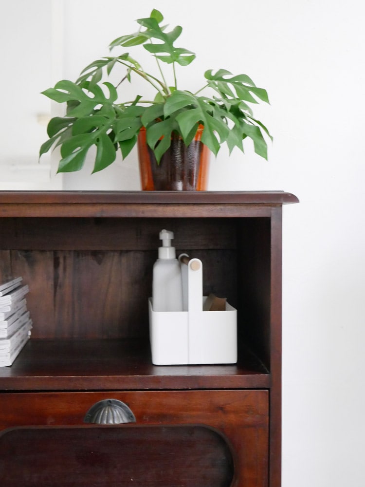 スチールと天然木を組み合わせたトスカのツールボックス、複数の引き出しが特徴のキャビネット