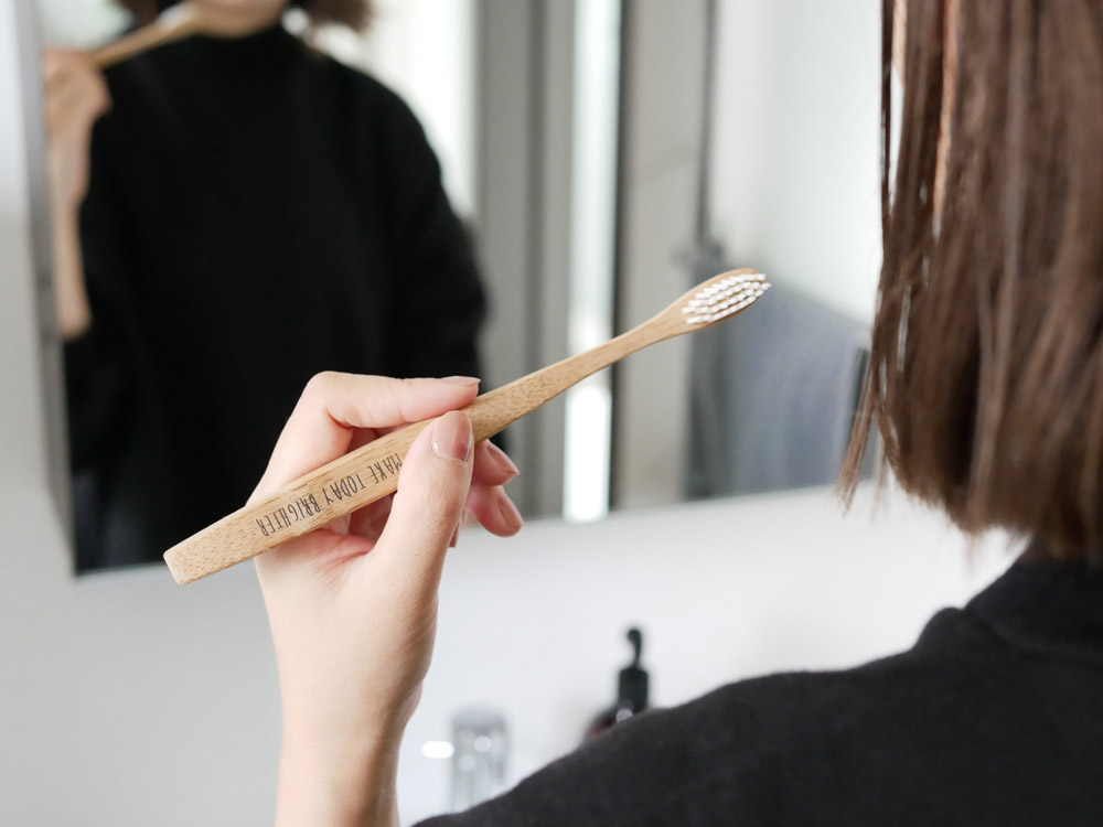 パラデックの白色竹製やわらかめハブラシ