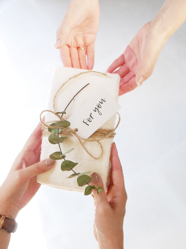 REST FOLKのプラシッド柄フェイスタオルとバスタオルがリボンで包まれたギフトセット