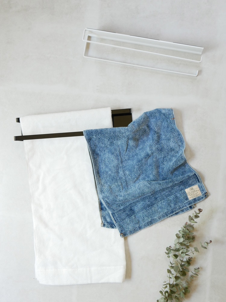 towerブランドの洗濯機横取り付け用マグネットタオルハンガー2段にキッチンタオルを掛けている様子