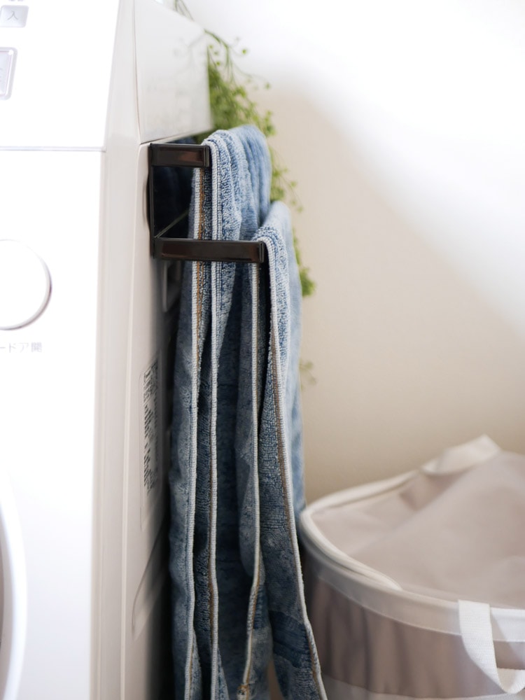 洗濯機横に磁石で固定されたタワー製2段タオルハンガー