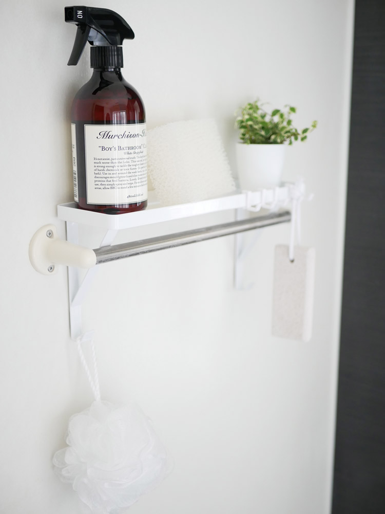 タワーブランドのスチール製タオル掛け上ラック、バスルーム用に5つのフックが付いた紙タオルホルダー