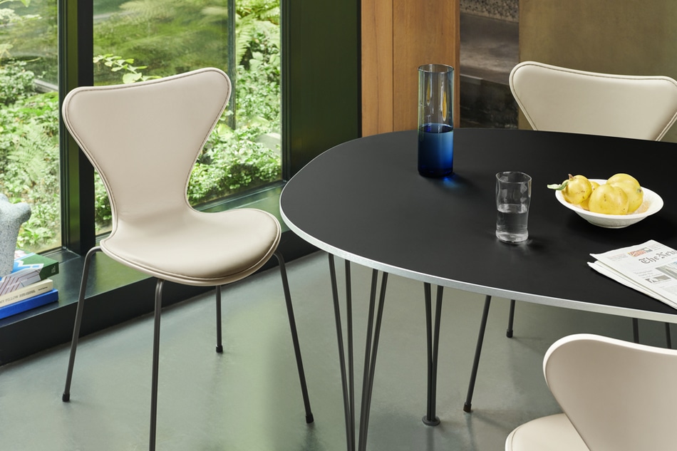 B614 Super-Elliptical table（スーパー楕円テーブル） / FRITZ HANSEN