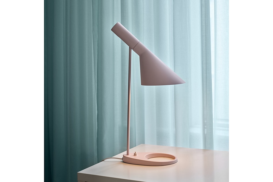 コブセン Arne Jacobsen (アルネ・ヤコブセン) AJ テーブルライト/ブラック リプロダクト品 東芝LED電球付き（電球色