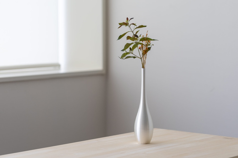 そろり 花入れ・花器 / 能作｜空間をさり気なく整える 真鍮製の花器