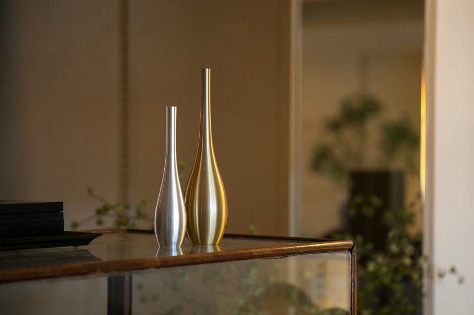 そろり 花入れ・花器 / 能作｜空間をさり気なく整える 真鍮製の花器