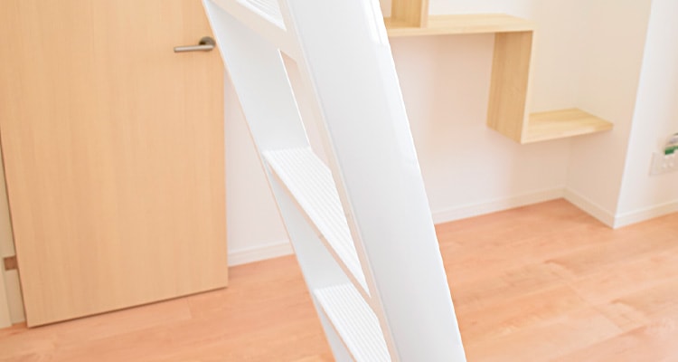 金属製ロフトはしごルカーノラダー・握りやすい三角フォルムの支柱