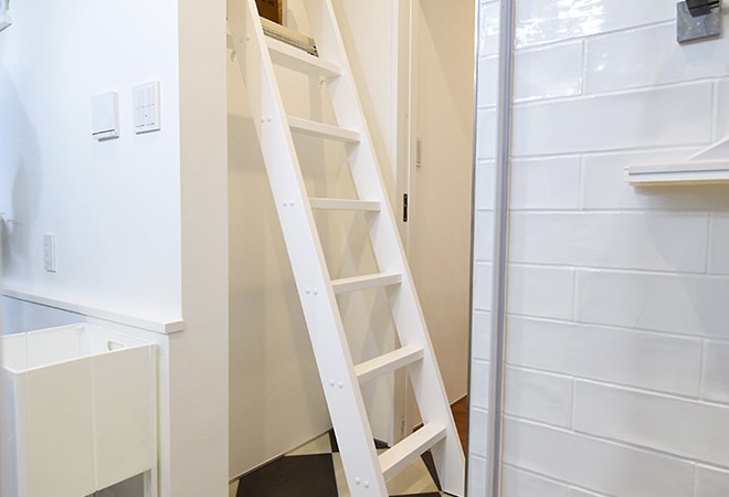 木造戸建の収納用として設置されたロフトに掛かる白塗装の木製ロフトはしご・カスタムラダーのお部屋実例。