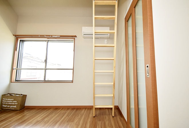 木造アパートのフリースペースに掛かる木製ロフトはしご・カスタムラダーのお部屋実例。