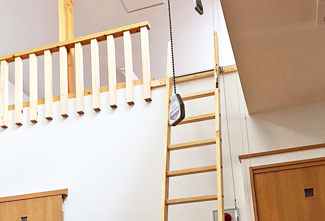 収納用ロフトに設置された木製ロフトはしご・カスタムラダー11段のお部屋実例。