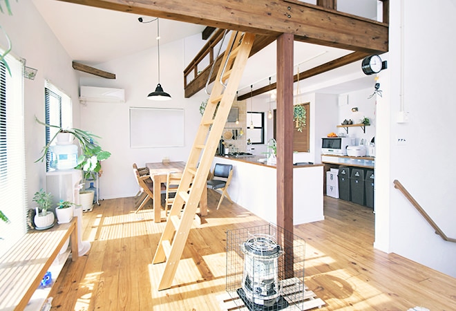 リビングのフリースペースに掛かる、木製ロフトはしご・カスタムラダーのお部屋実例。