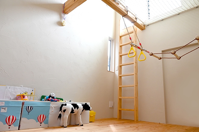 子供部屋に掛かるカスタムラダー垂直はしご仕様のお部屋実例。