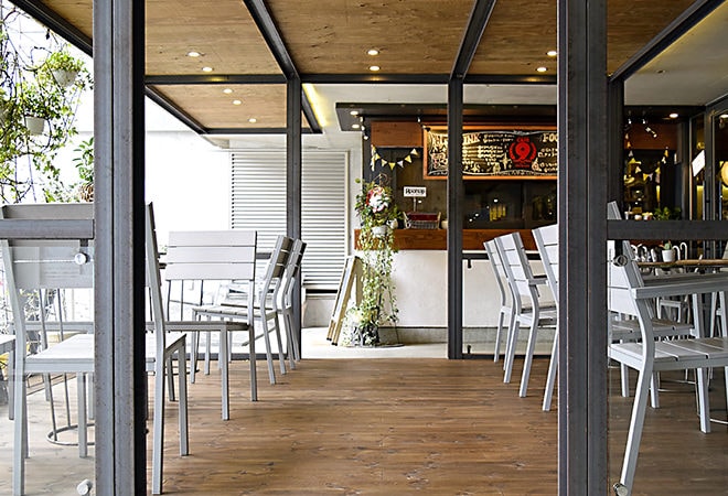 塗装したレッドパイン無垢フローリングを、屋外のカフェ床に施工したお部屋実例。