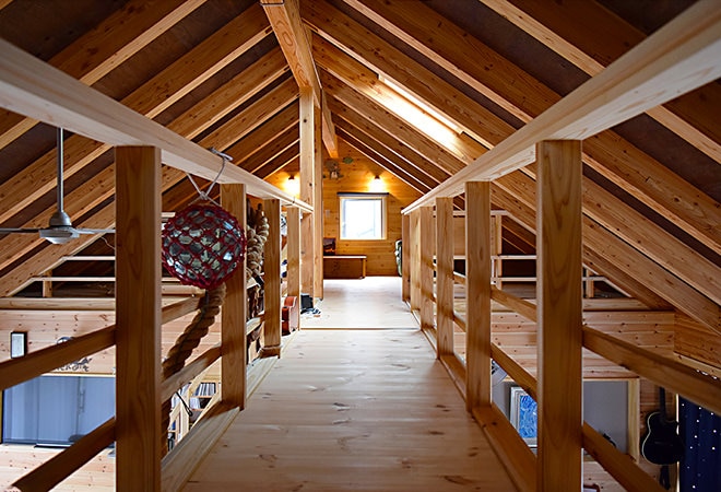 レッドパインフローリングを、新築の個人宅２階床に施工したお部屋実例。