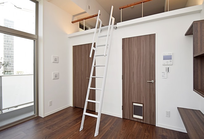 マンションのリビングに掛かる金属製ロフトはしご・ルカーノラダーのお部屋実例。