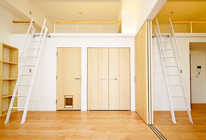 リビングのフリースペースに掛かる白い金属製ロフトはしご・ルカーノラダーのお部屋実例。