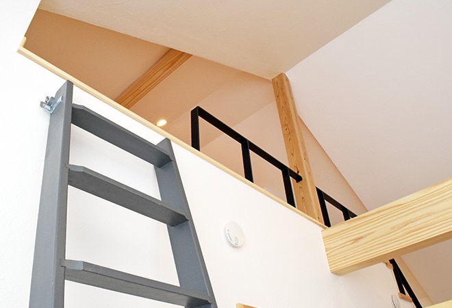 リビングのフリースペースに掛かる、グレー塗装の木製ロフトはしご・北欧ラダーのお部屋実例。