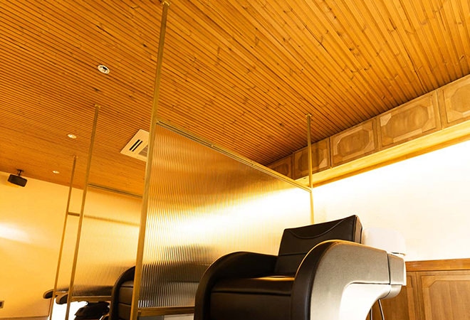 リブ形状のサーモウッド羽目板を美容室の天井に施工したお部屋実例。