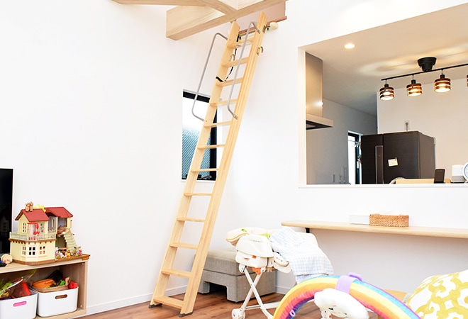 リビングのロフト収納に掛かる木製ロフトはしご・セーフティーラダーのお部屋実例。