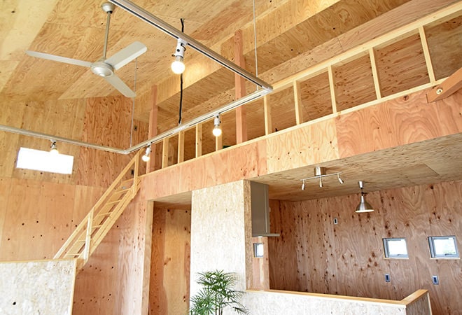 リビングのロフト収納に掛かる、木製ロフト階段・ワイドステップのお部屋実例。