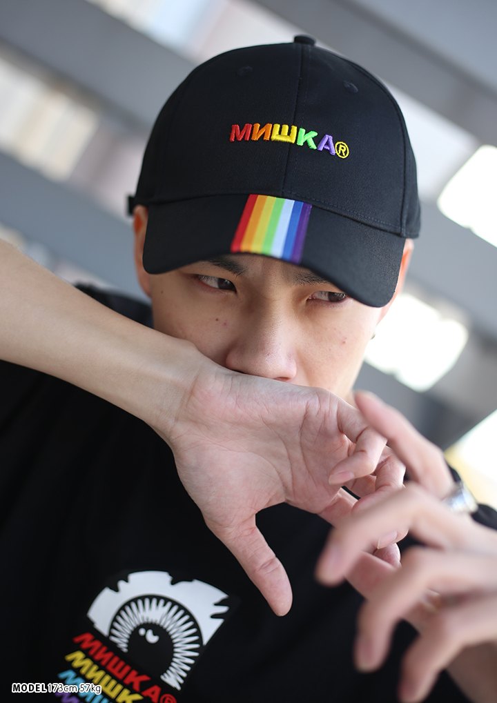 ミシカ Mishka 帽子 キャップ ローキャップ ボールキャップ Cap メンズ レディース 黒 B系 ヒップホップ ストリート系 ファッション ブランド レインボーカラー 虹色 ロシア語 刺繍 ライン かっこいい おしゃれ パンク ロック バンド系 アジア限定 ギフト Mss1933 本格