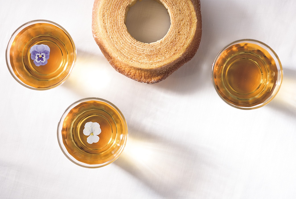 エディブルフラワーティー＆バウムクーヘン width=