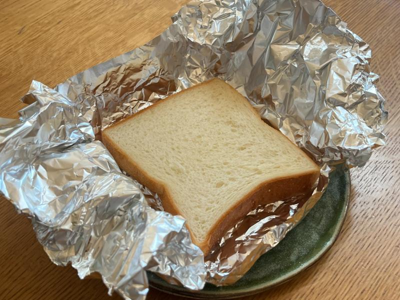 アルミホイルで包んだ食パン