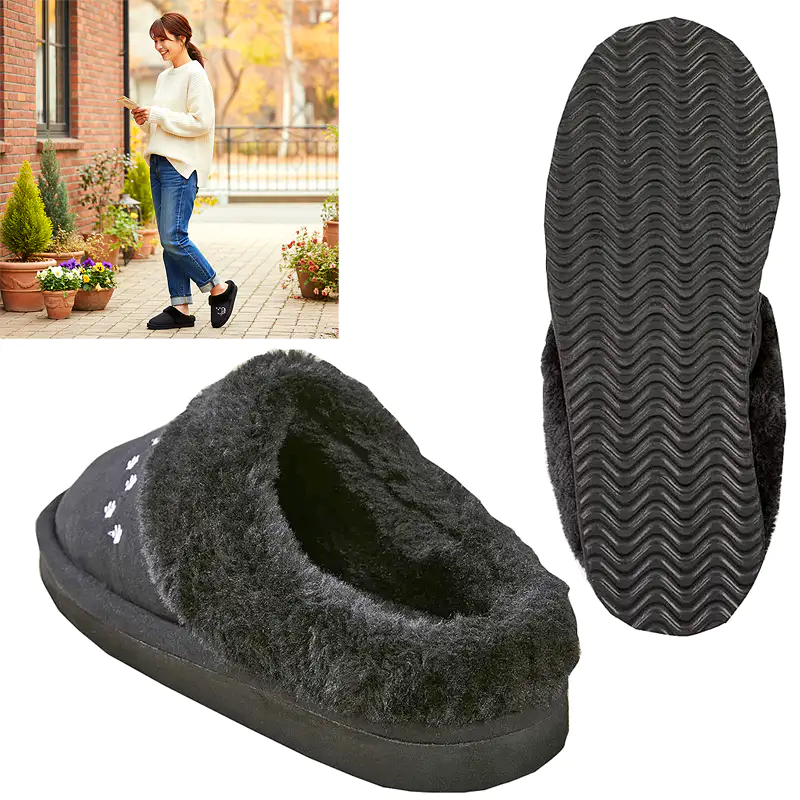 女性が猫サンダルを履いて立っている足元の様子。猫刺繍入り黒色ボアサンダルの斜めからの画像と靴底。