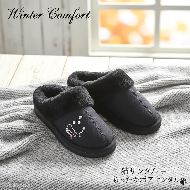 置かれた黒色ボアサンダル一足。