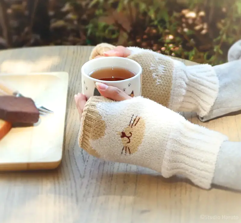 猫柄ハンドウォーマー ベージュを着用したイメージ写真。